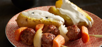 Brochettes de veau, pommes de terre Pompadour & sauce cajou