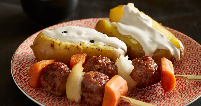 Brochettes de veau, pommes de terre Pompadour & sauce cajou